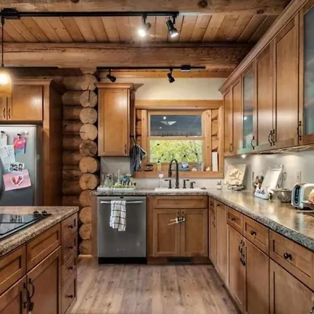 Luxury Log 7Bed/6.5Bath Cabin: Theater, Game Room, 7 Acres!